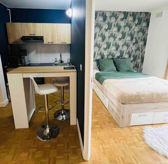 Proche Chateau De Versailles Avec Balcon Vu Sur Une Foret Et Parking Gratuit Pour 5 Personnes Maximum Exterior foto